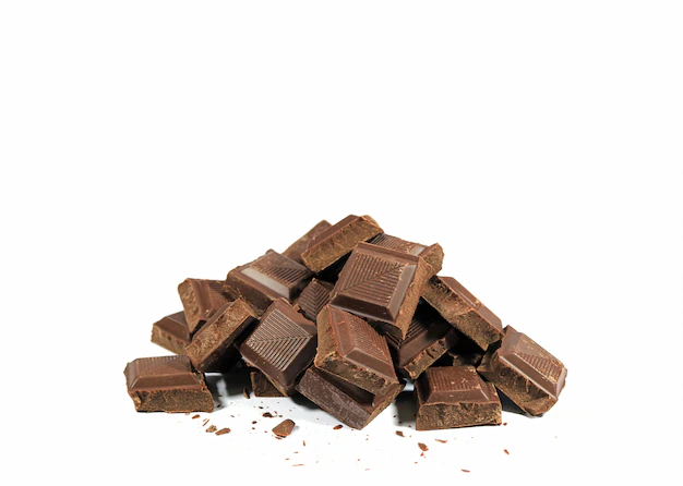 pile-dark-chocolate-chunks-isolated-white-background_76000-1049