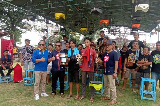 Para peserta lomba burung kicau di Pantai Kartini Jepara