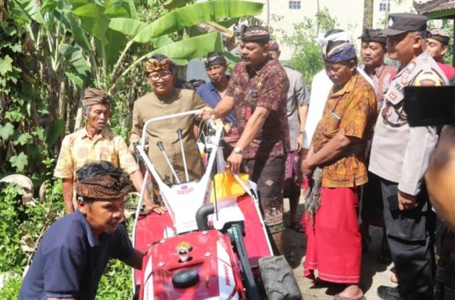 Sekda Adi Arnawa menyerahkan bantuan Alsintan