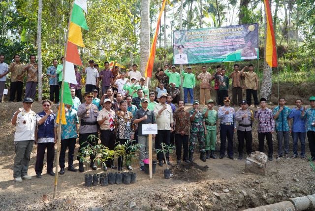 Gerakan tanam 1000 durian di Gunungkidul