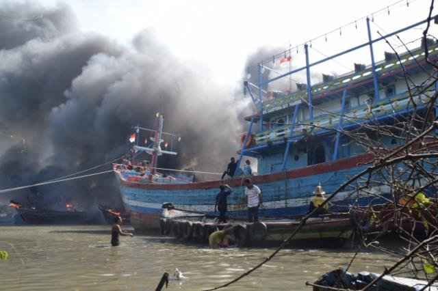 Ilustrasi kebakaran sejumlah kapal di pelabuhan Juwana, Jawa Tengah
