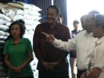 Pj. Gubernur Bali S.M Mahendra Jaya melakukan monitoring stok beras (Panennews.comAgung Gede)