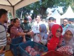Warga berebut sembako di bazar murah di Jawa Tengah