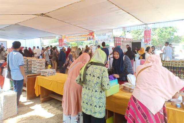 Gerakan pangan murah yang diadakan oleh DKP Provinsi NTB (Panennews.com/ H Wardi)
