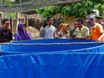 Sekda Kabupaten Jepara, Edy Sujatmiko menyerahkan bantuan sarana produksi lele. (Panennews.com/Ahmad M)