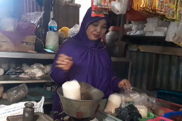 Penjual kepokmas di Pasar Puri Baru Pati