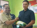Penyerahan bantuan beras paceklik untuk nelayan di Kantor Kelurahan Ujungbatu. (Panennews.com/Ahmad M)