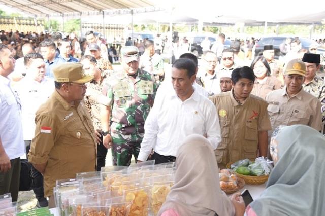 Mentan bersama Pj Gubernur NTB saat berkunjung ke NTB