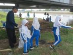 Siswa sekolah ikut bersih sungai Silugonggo