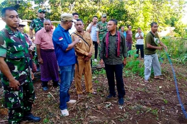 Kasrem 161/Wira Sakti Kupang saat menyaksikan pompa hidram (12/5/2024) - Foto : Dok. Istimewa