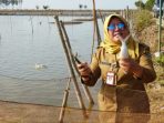 Kepala Dinas Perikanan Kabupaten Jepara, Farikhah Elida memperlihatkan kualitas ikan bandeng petani. (Dok. istimewa)
