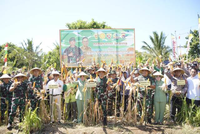 Pangdam IXUdayana Mayjen Bambang Trisnohadi saat panen raya jagung