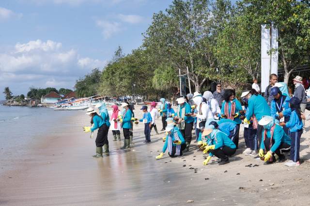 Pelepasan 300 ekor tukik oleh Iriana Joko Widodo di Pantai Eelak-Elak, Lombok Barat (Foto Istimewa)