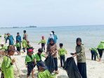 Siswa SD Islam Unggulan (SDIU) Fadlun Nafis Bangsri membersihkan sampah di kawasan pantai. (Panennews.com/Ahmad Muharror)