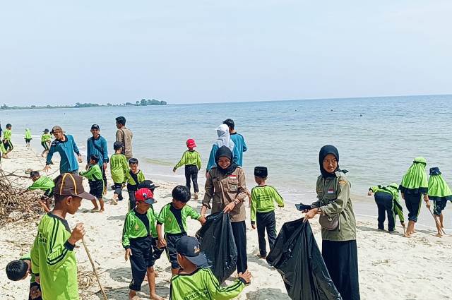 Siswa SD Islam Unggulan (SDIU) Fadlun Nafis Bangsri membersihkan sampah di kawasan pantai. (Panennews.com/Ahmad Muharror)