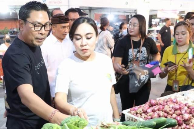 Wakil Walikota Denpasar, I Kadek Agus Arya Wibawa bersama Ny. Ayu Kristi Arya Wibawa.(Panennews.com/Agung Gede)