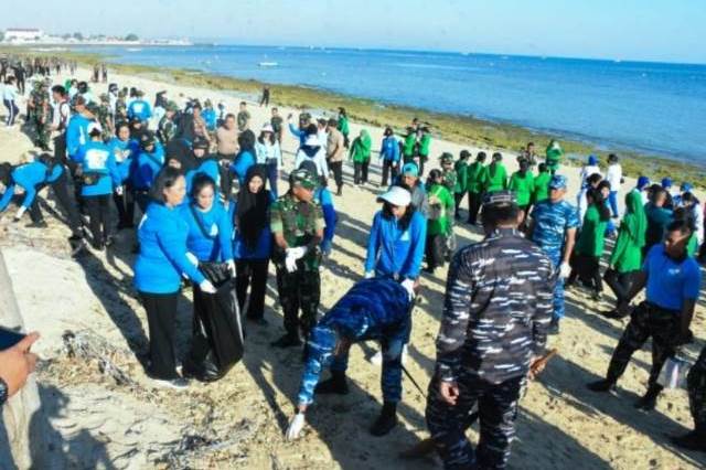 Anggota Dharma Pertiwi Korcamb J, NTT bersama TNI Polri membersihkan pantai (Panennews.Com/Jeje Taolin)