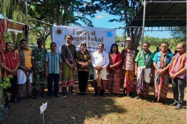 Peserta Festival Pangan pose bersama di Halaman Kantor Camat Amabi Oefeo (Panennews.Com/Jeje Taolin)