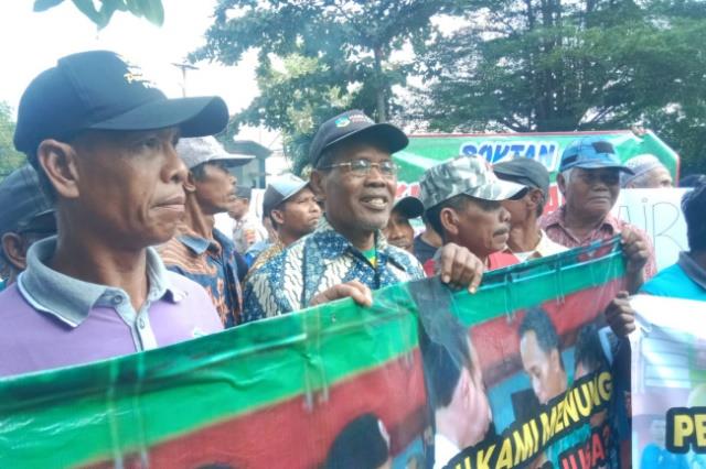 Seribuan petani dari Kabupaten Pati turun aksi di Kantor BPBD Pati
