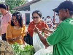 Jemaat gereja Stasi Santu Agustinus Belo usai mengikuti misa, membeli sayur dipelataran parkir (Panennews.Com/Jeje Taolin)