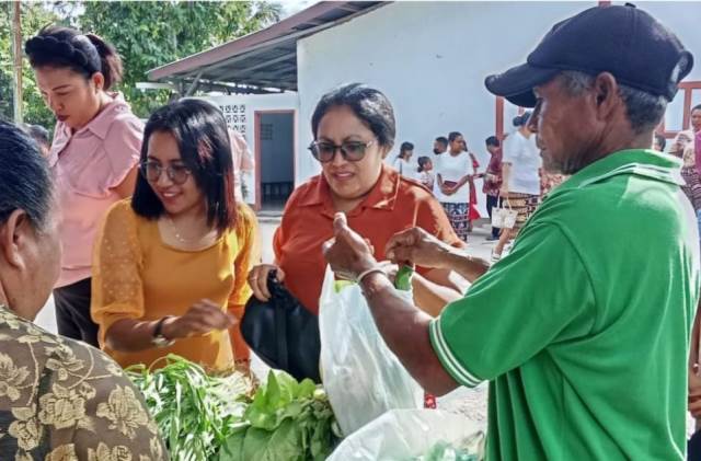 Jemaat gereja Stasi Santu Agustinus Belo usai mengikuti misa, membeli sayur dipelataran parkir (Panennews.Com/Jeje Taolin)