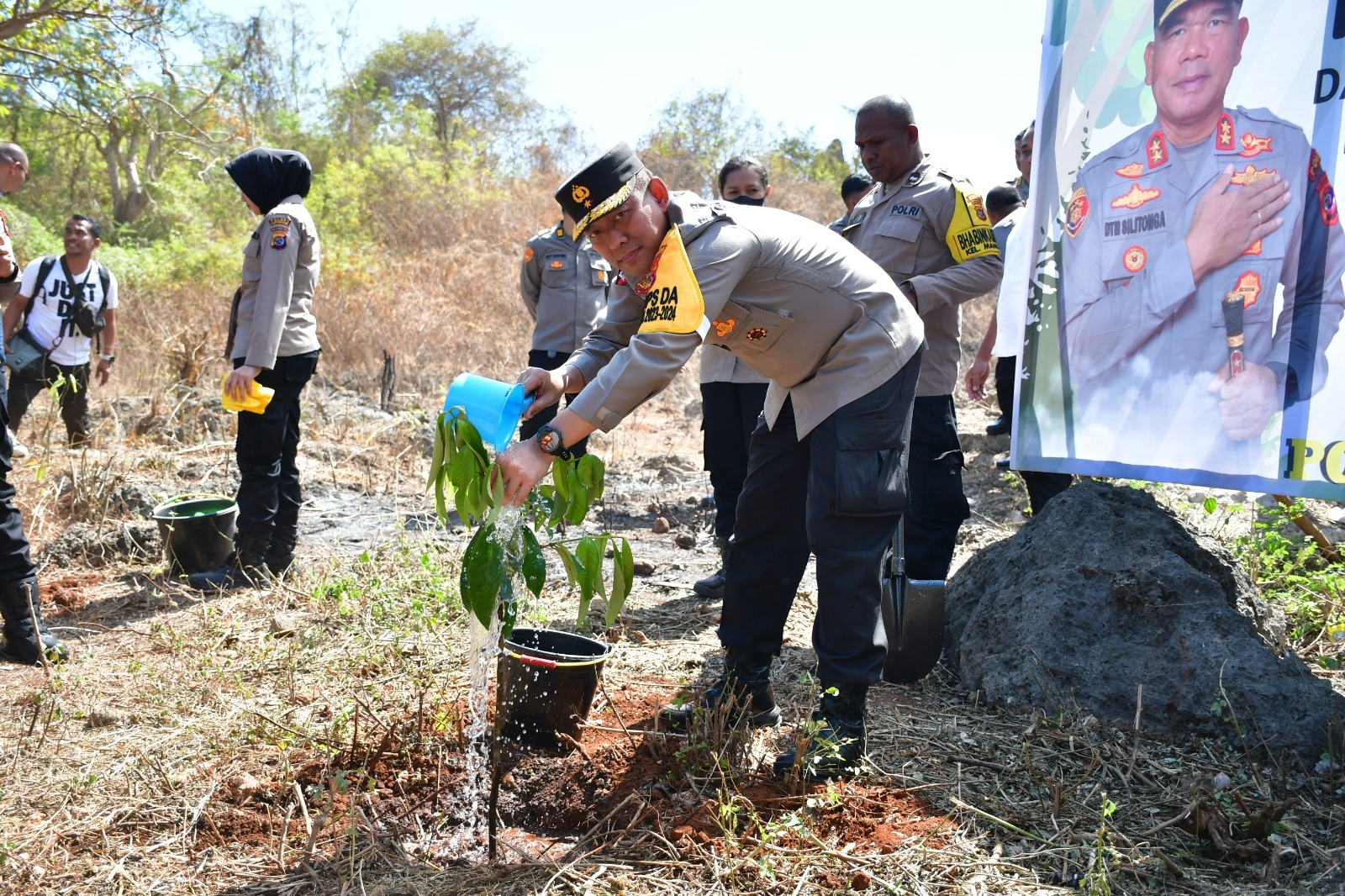 Kapolda NTT Irjen Pol Daniel Tahi Monang Silitonga saat menanam anakan pohon, Kamis (27/6/2024) (Panennews.Com/Jeje Taolin)