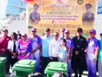 Pejabat Gubernur, Kajati NTT, anggota Forkompinda bersama para pemerima bak penampung sampah