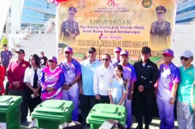 Pejabat Gubernur, Kajati NTT, anggota Forkompinda bersama para pemerima bak penampung sampah