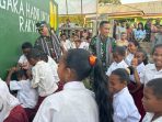 Anak sekolah membasuh muka dari air yang dihasilkan Pompa Hidram - Foto : Dok. Istimewa