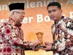 Wapres RI Ma'ruf Amin memberikan penghargaan kepada mahasiswa UMK Kudus Arrobaniy Satrio Wicaksono Asshidiqy. (Dok. Istimewa)