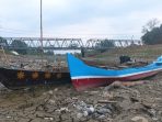 Perahu nelayan kandas lantaran Sungai Silugonggo mengering. (Panennews.com/Ahmad Muharror)