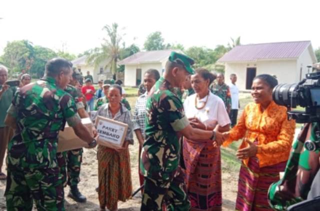 Pangdam IX/Udayana Mayjen TNI Muhammad Zamroni selain meresmikan sumur bor juga menyerahkan bantuan kepada masyarakat. (Dok. Istimewa)