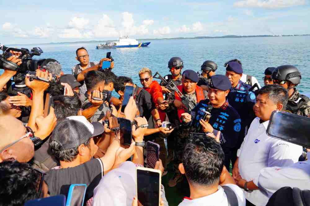 kkp-hentikan-2-operasional-kapal-isap-pasir-bendera-singapura-di-perairan-batam