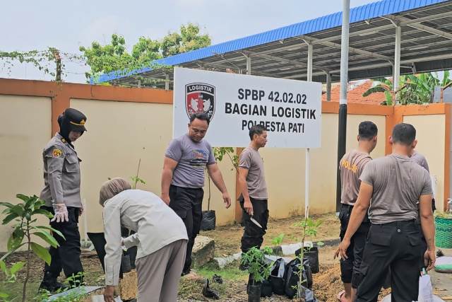 Personel Polresta Pati menanam sebanyak puluhan pohon buah