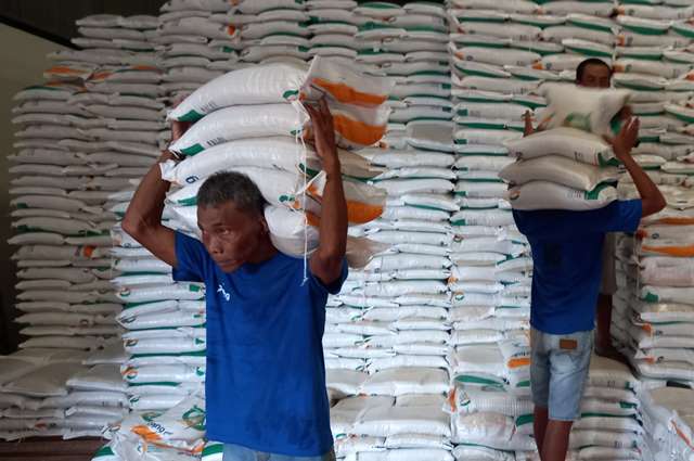 Proses pendistribusian bantuan beras oleh Perum Bulog Kantor Cabang Pati