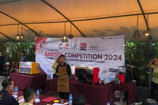 Seorang peserta dalam ajang Barista Competition 2024 IFBEC di NTB